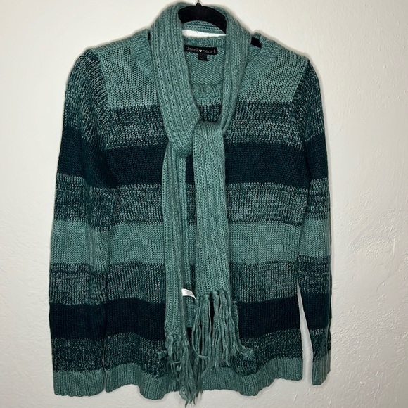 Sweater - Picture 1 of 4